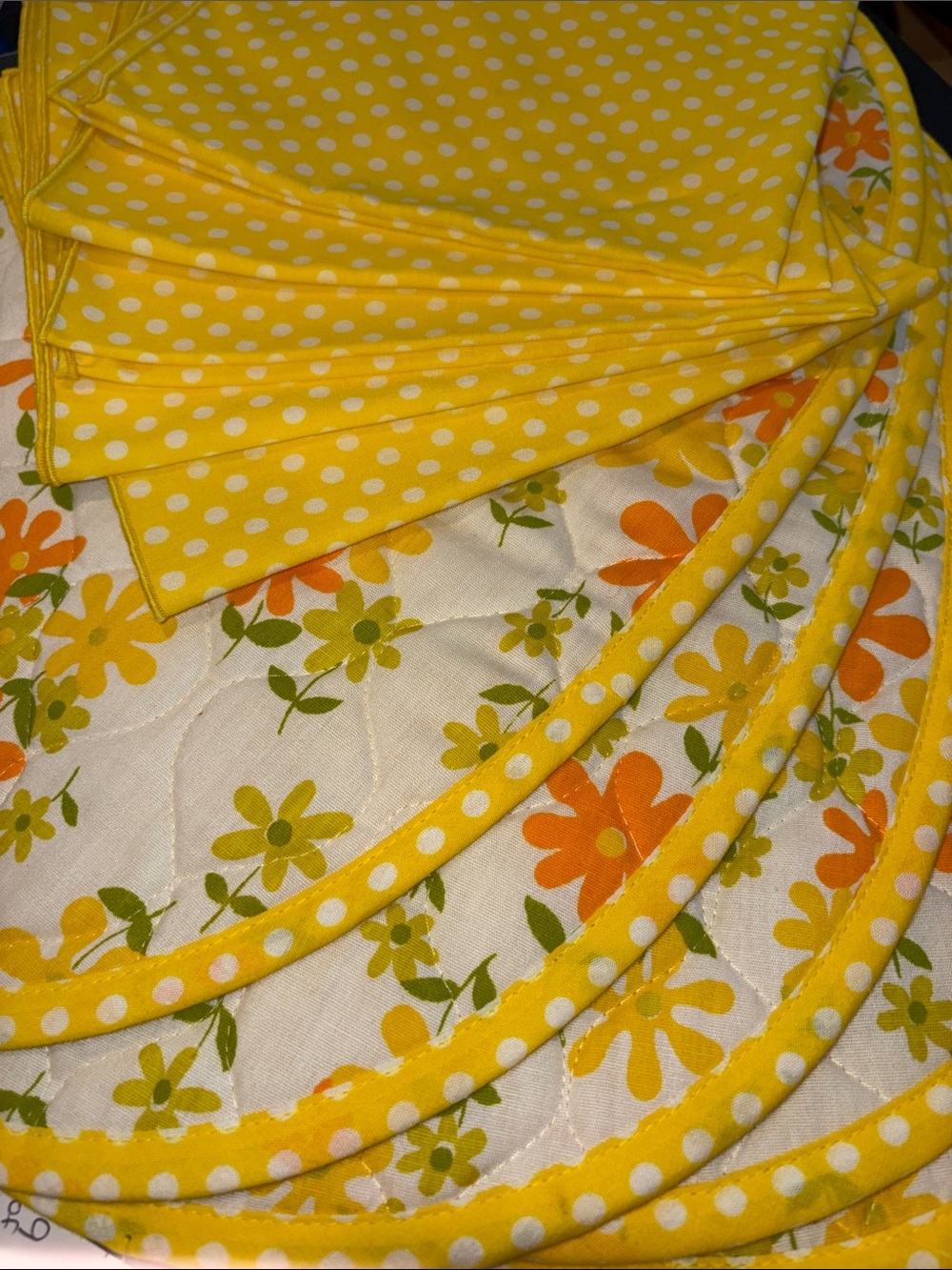 Vintage‎ Yellow Floral and Polka Dot 6 placemats and 5 matching napkins D3